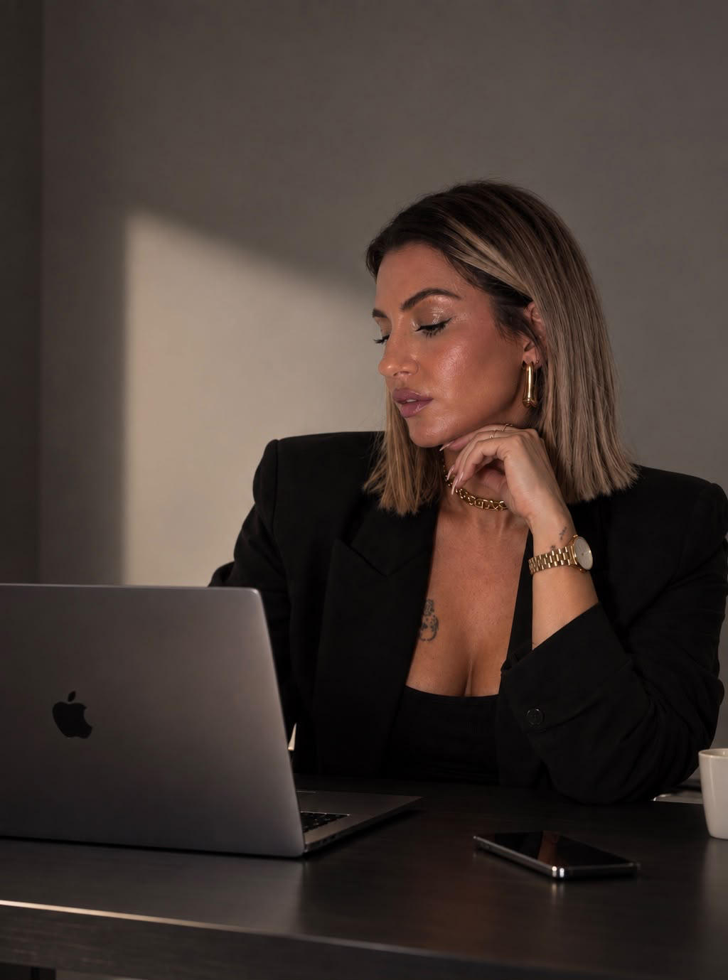 Charlotte Piras à son bureau, fondatrice de RE.S.E.T Academy