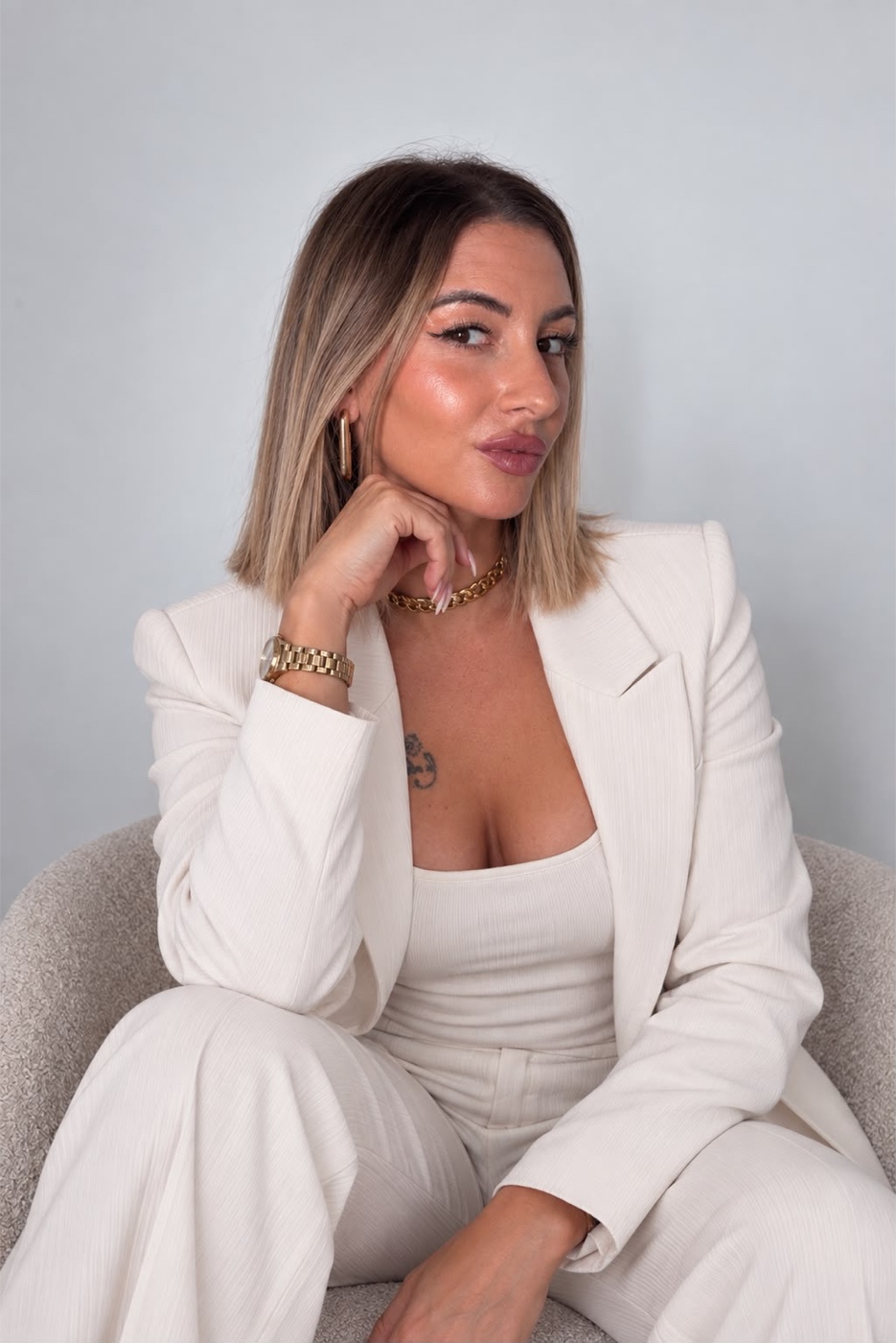 Portrait de Charlotte Piras en tailleur blanc, fondatrice de RE.S.E.T Academy